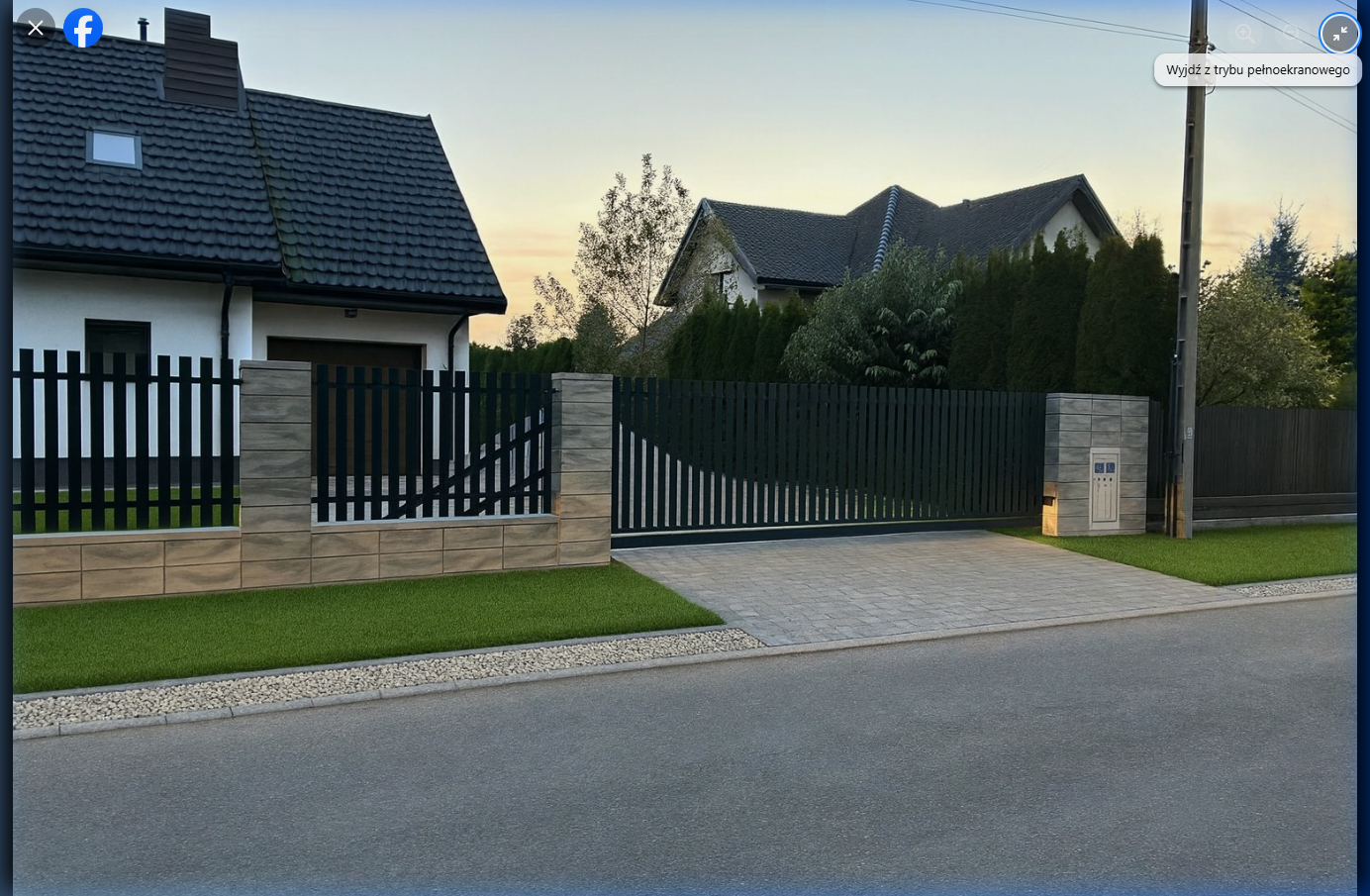 Palisada pionowa przy domu o zachodzie słońca