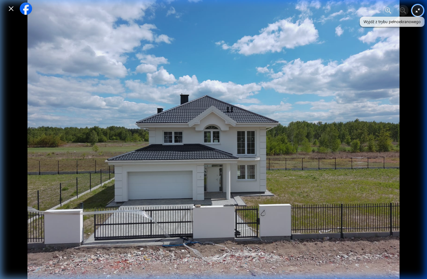 Dom z ogrodzeniem widok z drona