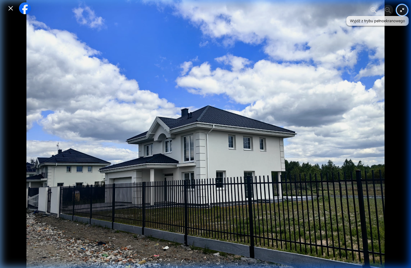 Długie ogrodzenie palisadowe poziome